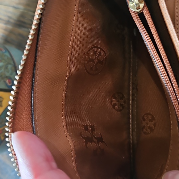 Tory Burch Women's Tan Leather Clutch Wristlet / Wallet. - Picture 9 of 13